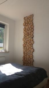 Drewniane pieńki na ścianę